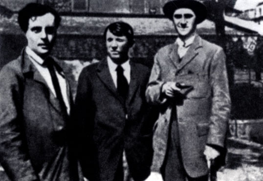 У входа в кафе 'Ротонда'. Слева направо: Модильяни, Пикассо, Андре Сальмон.1915 г.
