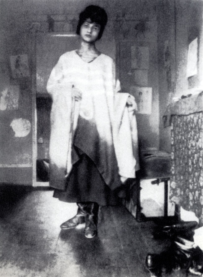 Жанна Эбютерн в карнавальном костюме. 1917 г.